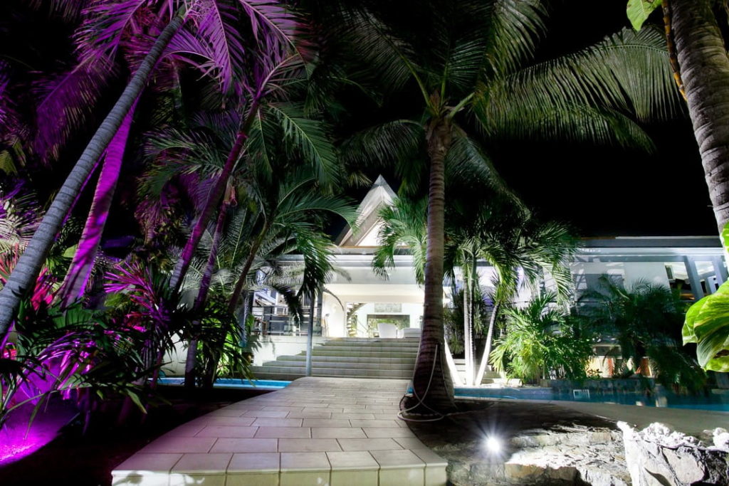 Le salon et la salle à manger de nuit depuis le jardin