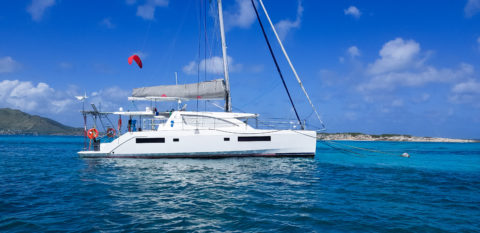 Catamaran "The good life" au mouillage dans la plage naturiste de la baie orientale