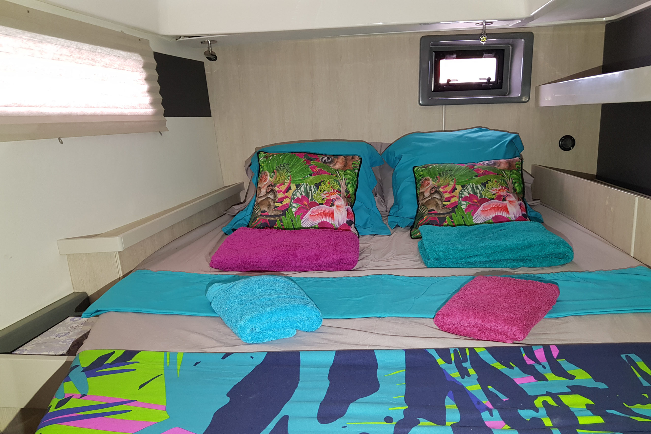 Catamaran "The Good Life" - Bed in aft starboard cabin with towels