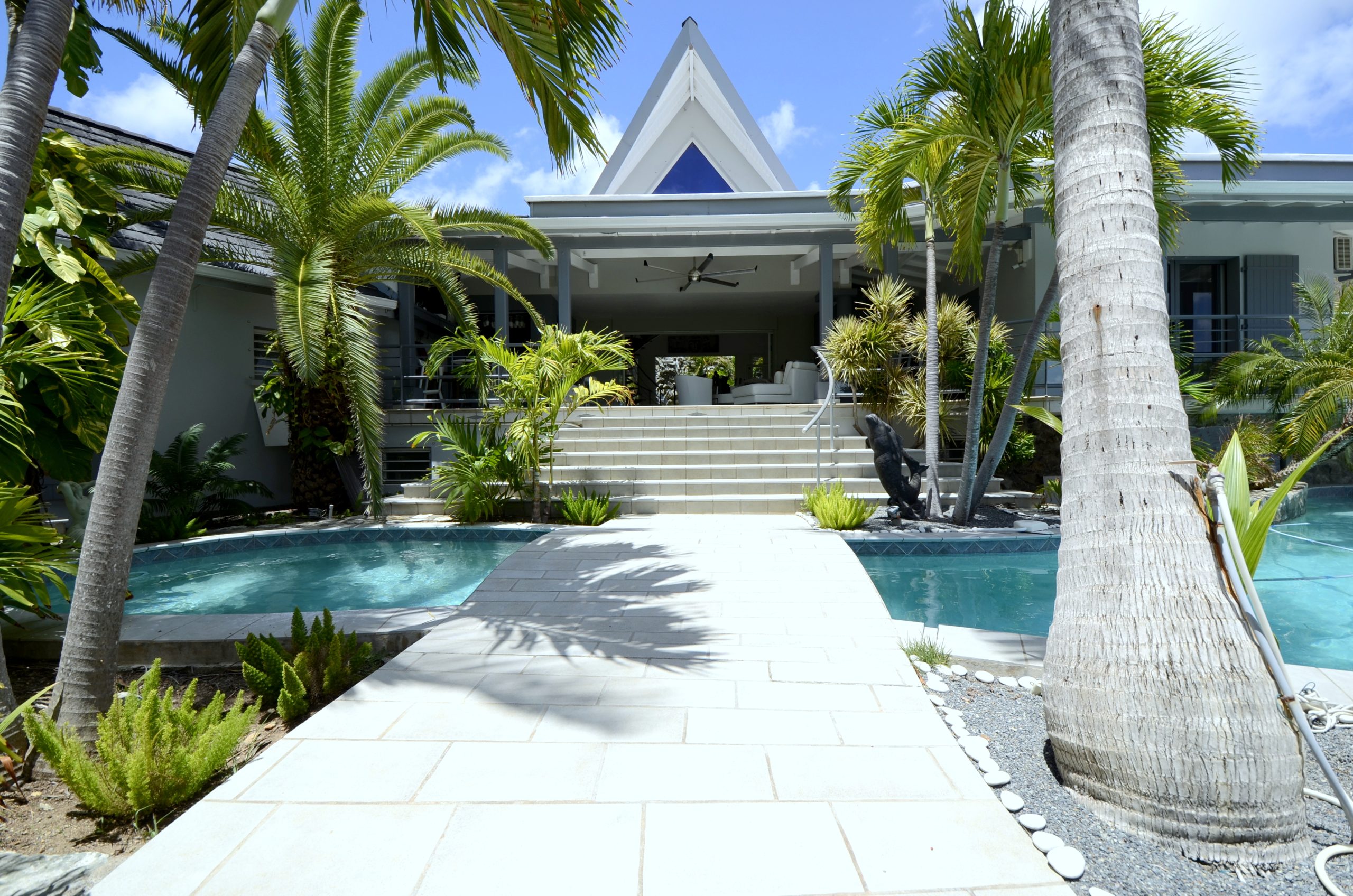 Le salon et la salle à manger de nuit depuis le jardin